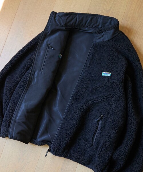 FREAK'S STORE（フリークスストア）の「限定展開 ワンポイントロゴ リバーシブル ボア スタンドブルゾン（ブルゾン・メンズ・チャコールグレー/ブラック/ベージュ/オフホワイト・SMALL/MEDIUM/LARGE）」の2枚目の写真