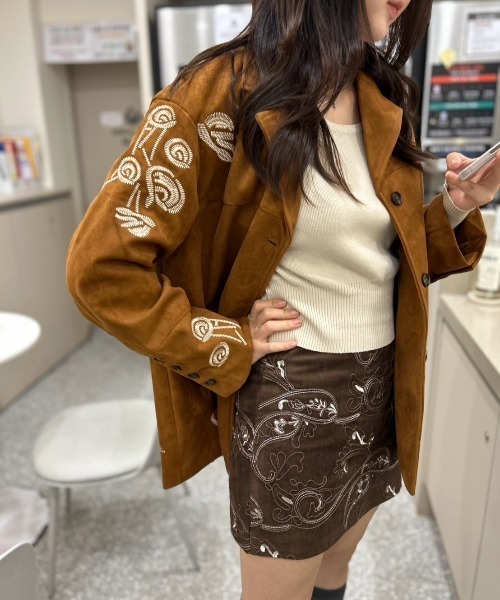 ROOPTOKYO(ループトウキョウ)の「ipugo/イプゴ ヴィンテージライク刺繍スウェードジャケット(テーラードジャケット・レディース・ベージュ・FREE)」の2枚目の写真