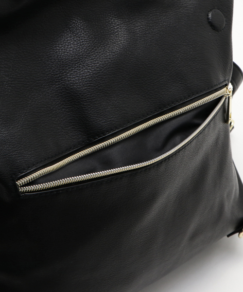 LBC（エルビーシー）の「ベーシック合皮2WAYリュック（バックパック/リュック・レディース・ライトブラウン/ネイビー/ブラック/ベージュ・ONE SIZE）」の14枚目の写真