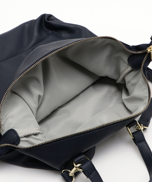 LBC（エルビーシー）の「ベーシック合皮2WAYリュック（バックパック/リュック・レディース・ライトブラウン/ネイビー/ブラック/ベージュ・ONE SIZE）」の8枚目の写真