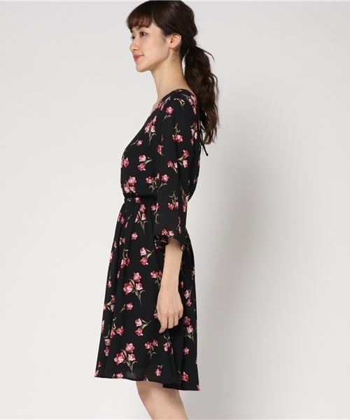 Honeys(ハニーズ)の「花柄ワンピース(ワンピース・レディース・ブラック系その他/ブルー系その他/ホワイト系その他・M/L)」の5枚目の写真