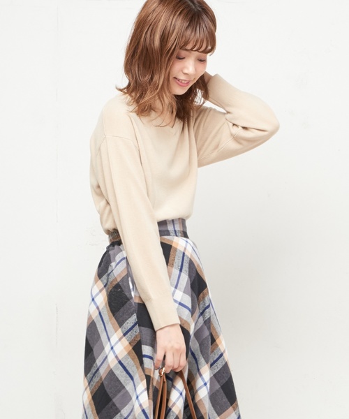 natural couture（ナチュラルクチュール）の「カシミアタッチVネック（ニット/セーター・レディース・ブラック/ベージュ/サックスブルー/ピンク/イエロー/アイボリー/ボルドー/ブルー・FREE）」の4枚目の写真