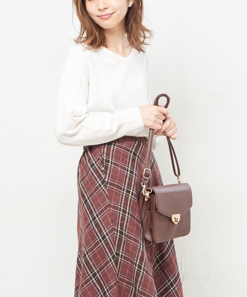 natural couture（ナチュラルクチュール）の「カシミアタッチVネック（ニット/セーター・レディース・ブラック/ベージュ/サックスブルー/ピンク/イエロー/アイボリー/ボルドー/ブルー・FREE）」の2枚目の写真