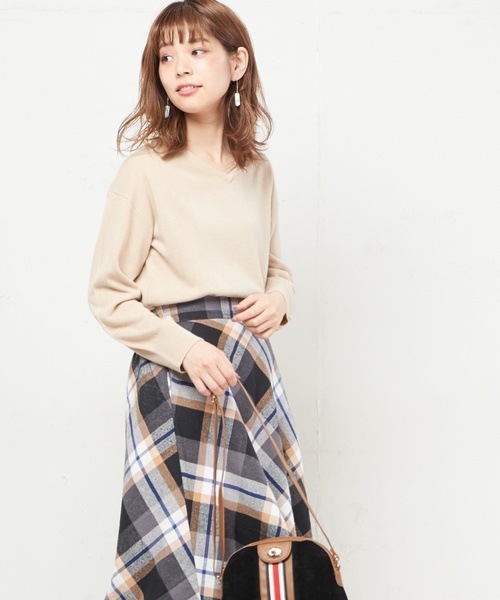 natural couture（ナチュラルクチュール）の「カシミアタッチVネック（ニット/セーター・レディース・ブラック/ベージュ/サックスブルー/ピンク/イエロー/アイボリー/ボルドー/ブルー・FREE）」の16枚目の写真