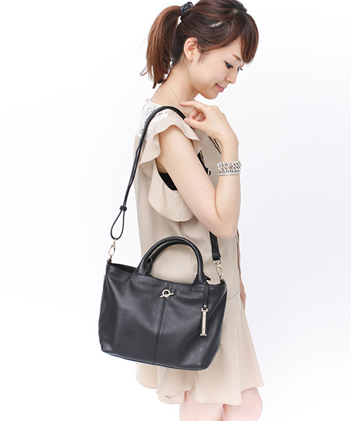 NANO universe（ナノユニバース）の「トート2wayショルダーバッグ（ショルダーバッグ・レディース・ブラック/グレー/オフホワイト/レッド・FREE）」の2枚目の写真