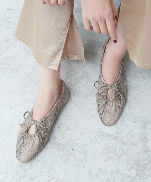 ROPE' PICNIC（ロペピクニック）の「ギャザーリボンソフトフラットシューズ（パンプス・レディース・ブラウン系その他3/グレー系その他/ブラック・36/37/38/39）」の3枚目の写真