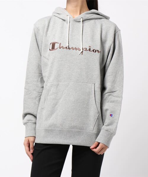 Champion(チャンピオン)の「【Champion】スクリプトスウェットパーカー(パーカー・レディース・ベージュ/グレー/オリーブ/ブラウン・M/L)」の2枚目の写真