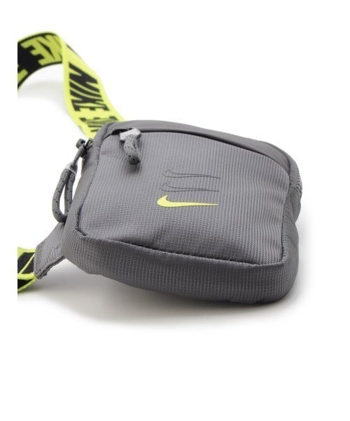 ちび　　NIKE ナイキ ウエストバッグ NIKE（ナイキ）の「【NIKE】NK SPRTSWR ESSENTIALS S HIP P
