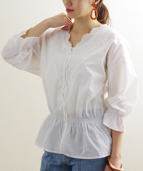 Fizz（フィズ）の「【Fizz/フィズ】　シャーリングスカラップレースブラウス（シャツ/ブラウス・レディース・グレイッシュベージュ/イエロー/ホワイト/ブラック・M）」の2枚目の写真