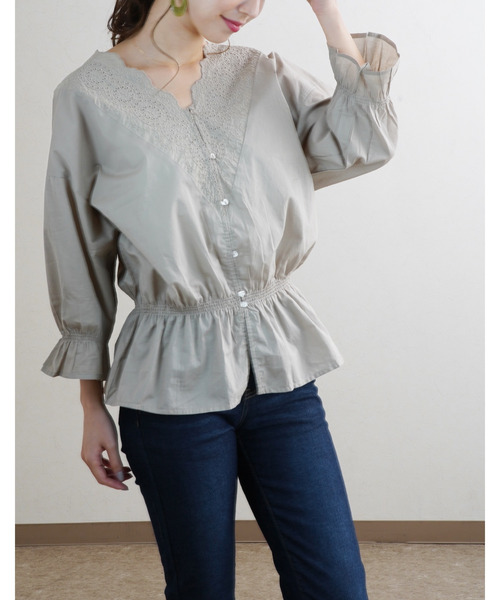 Fizz（フィズ）の「【Fizz/フィズ】　シャーリングスカラップレースブラウス（シャツ/ブラウス・レディース・グレイッシュベージュ/イエロー/ホワイト/ブラック・M）」の3枚目の写真