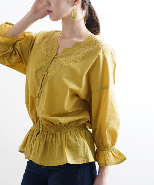Fizz（フィズ）の「【Fizz/フィズ】　シャーリングスカラップレースブラウス（シャツ/ブラウス・レディース・グレイッシュベージュ/イエロー/ホワイト/ブラック・M）」の4枚目の写真