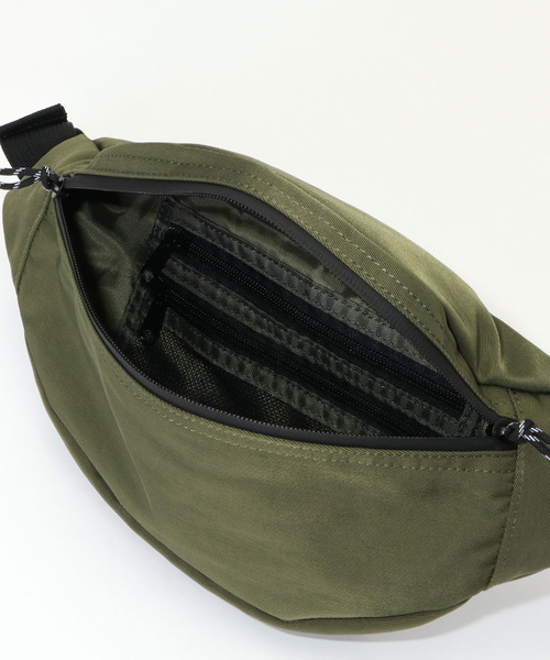 LBC(エルビーシー)の「撥水ボディバッグM(ボディバッグ/ウエストポーチ・レディース・ブラック/オリーブ/ベージュ・FREE)」の9枚目の写真
