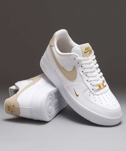NIKE(ナイキ)の「NIKE WMNS AIR FORCE 1 '07 ESS / ナイキ ウィメンズ エア フォース 1 '07 ESS 【SP】(スニーカー・レディース・ホワイト・23.5cm/23.0cm/24.0cm/24.5cm/25.0cm/25.5cm/26.0cm/26.5cm/27.0cm/27.5cm/28.0cm/28.5cm)」の1枚目の写真