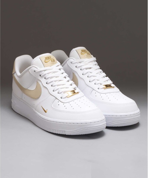 NIKE(ナイキ)の「NIKE WMNS AIR FORCE 1 '07 ESS / ナイキ ウィメンズ エア フォース 1 '07 ESS 【SP】(スニーカー・レディース・ホワイト・23.5cm/23.0cm/24.0cm/24.5cm/25.0cm/25.5cm/26.0cm/26.5cm/27.0cm/27.5cm/28.0cm/28.5cm)」の2枚目の写真