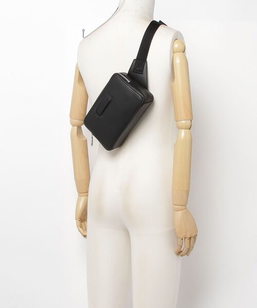 Calvin Klein Jeans Accessory（カルバン・クラインジーンズアクセサリー）の「MICRO PEBBLE ウエスト バッグ（ボディバッグ/ウエストポーチ・メンズ・ブラック・FREE）」の4枚目の写真