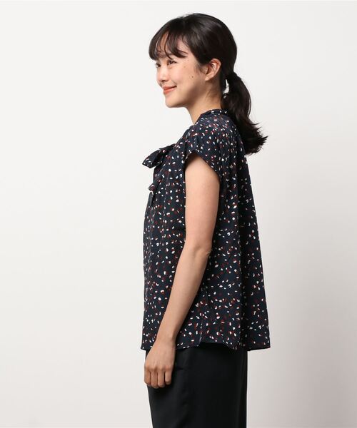 Te chichi（テチチ）の「デシン柄ボウタイブラウス（シャツ/ブラウス・レディース・ブラック/キャメル/ネイビー・ﾌﾘ-）」の5枚目の写真
