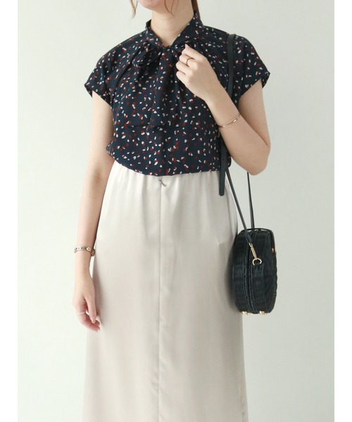 Te chichi（テチチ）の「デシン柄ボウタイブラウス（シャツ/ブラウス・レディース・ブラック/キャメル/ネイビー・ﾌﾘ-）」の3枚目の写真