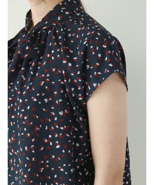 Te chichi（テチチ）の「デシン柄ボウタイブラウス（シャツ/ブラウス・レディース・ブラック/キャメル/ネイビー・ﾌﾘ-）」の15枚目の写真