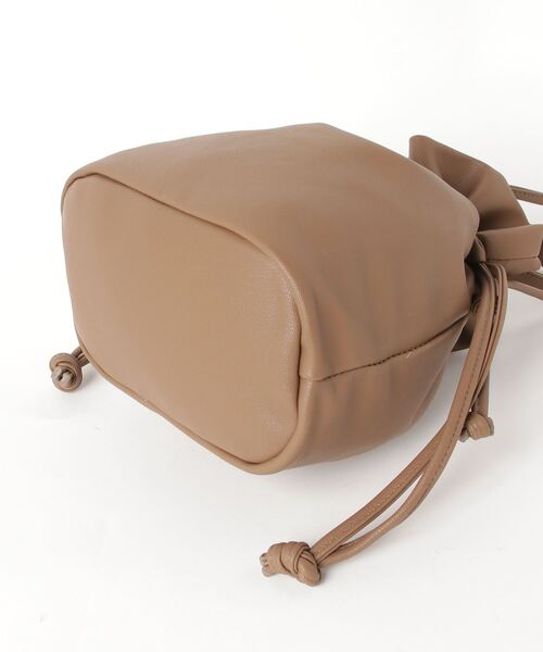 AS KNOW AS plus（アズノゥアズプラス）の「☆フェイクレザー巾着バッグ（ショルダーバッグ・レディース・ブラック/ブラウン/モカ/ホワイト/ブルー/ピンク/グリーン・FREE）」の18枚目の写真