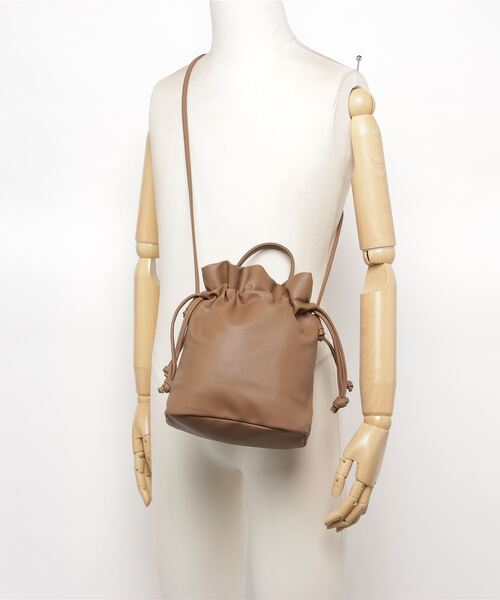 AS KNOW AS plus（アズノゥアズプラス）の「☆フェイクレザー巾着バッグ（ショルダーバッグ・レディース・ブラック/ブラウン/モカ/ホワイト/ブルー/ピンク/グリーン・FREE）」の13枚目の写真