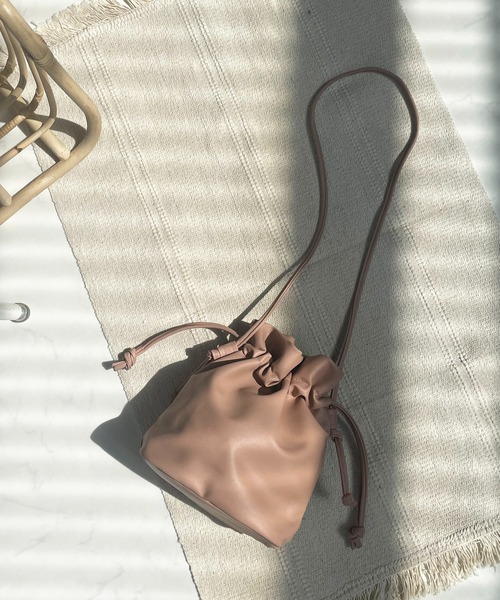 AS KNOW AS plus（アズノゥアズプラス）の「☆フェイクレザー巾着バッグ（ショルダーバッグ・レディース・ブラック/ブラウン/モカ/ホワイト/ブルー/ピンク/グリーン・FREE）」の7枚目の写真