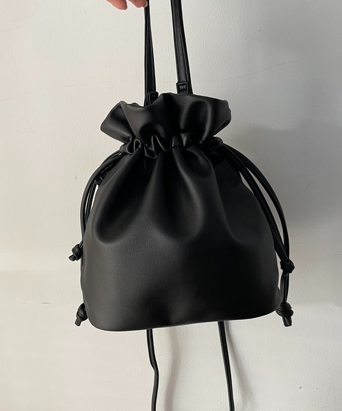 AS KNOW AS plus（アズノゥアズプラス）の「☆フェイクレザー巾着バッグ（ショルダーバッグ・レディース・ブラック/ブラウン/モカ/ホワイト/ブルー/ピンク/グリーン・FREE）」の3枚目の写真