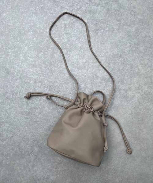 AS KNOW AS plus（アズノゥアズプラス）の「☆フェイクレザー巾着バッグ（ショルダーバッグ・レディース・ブラック/ブラウン/モカ/ホワイト/ブルー/ピンク/グリーン・FREE）」の12枚目の写真