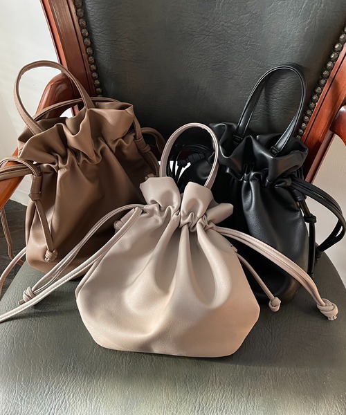 AS KNOW AS plus（アズノゥアズプラス）の「☆フェイクレザー巾着バッグ（ショルダーバッグ・レディース・ブラック/ブラウン/モカ/ホワイト/ブルー/ピンク/グリーン・FREE）」の11枚目の写真