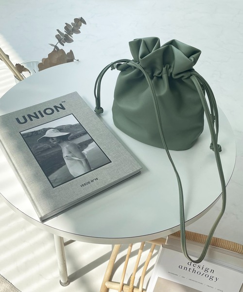 AS KNOW AS plus（アズノゥアズプラス）の「☆フェイクレザー巾着バッグ（ショルダーバッグ・レディース・ブラック/ブラウン/モカ/ホワイト/ブルー/ピンク/グリーン・FREE）」の22枚目の写真