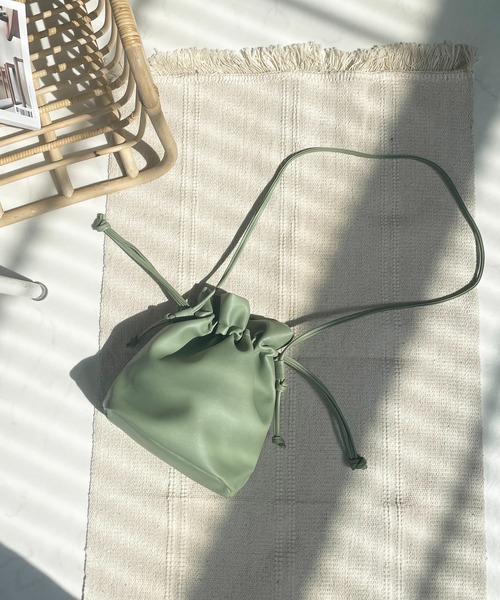 AS KNOW AS plus（アズノゥアズプラス）の「☆フェイクレザー巾着バッグ（ショルダーバッグ・レディース・ブラック/ブラウン/モカ/ホワイト/ブルー/ピンク/グリーン・FREE）」の21枚目の写真