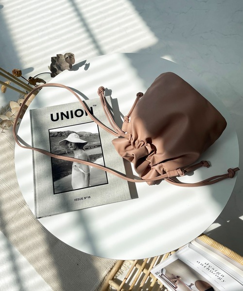 AS KNOW AS plus（アズノゥアズプラス）の「☆フェイクレザー巾着バッグ（ショルダーバッグ・レディース・ブラック/ブラウン/モカ/ホワイト/ブルー/ピンク/グリーン・FREE）」の19枚目の写真