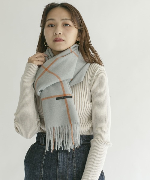 KBF（ケイビーエフ）の「ウィンドペンチェックストール（マフラー・レディース・ベージュ/ブラウン/ブルー・ONE）」の3枚目の写真