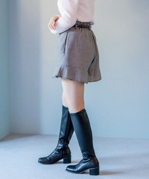 OLIVE des OLIVE（オリーブデオリーブ）の「裾ラッフルベルト付ショートパンツ（その他パンツ・レディース・オフホワイト/ブラック/アイボリー・FREE）」の4枚目の写真