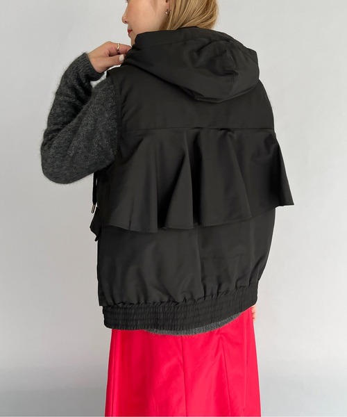 PICCIN（ピッチン）の「後ろフリルフード付中綿ベスト（その他アウター・レディース・ブラック/カーキ・M）」の7枚目の写真