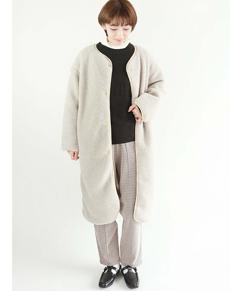 Lugnoncure（ルノンキュール）の「ボアキルトリバーシブルロングジャケット（ノーカラージャケット・レディース・オフホワイト/グレー/チャコール・ﾌﾘ-）」の2枚目の写真