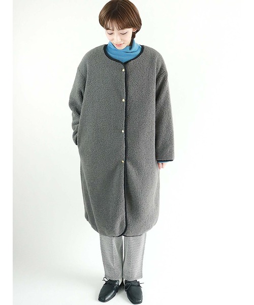 Lugnoncure（ルノンキュール）の「ボアキルトリバーシブルロングジャケット（ノーカラージャケット・レディース・オフホワイト/グレー/チャコール・ﾌﾘ-）」の3枚目の写真
