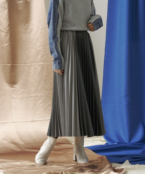 mona Belinda（モナベリンダ）の「切替合皮プリーツスカート（スカート・レディース・グレー/ライトベージュ・FREE）」の4枚目の写真