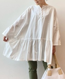 BEARDSLEY | 襟元やサイドに入った刺繍がポイント共布テープ刺繍チュニック(シャツ/ブラウス)