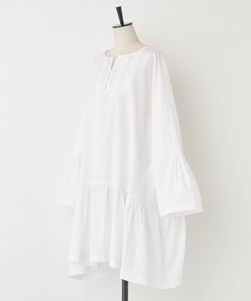 BEARDSLEY（ビアズリー）の「襟元やサイドに入った刺繍がポイント共布テープ刺繍チュニック（シャツ/ブラウス・レディース・ホワイト/カーキ/ネイビー・FREE）」の9枚目の写真