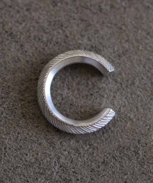 rehacer（レアセル）の「rehacer : × ANIKULAPO cuff - / / pattern- / アニクラポ カフ　-スラッシュパターン-（イヤーカフ・メンズ・シルバー・FREE）」の2枚目の写真