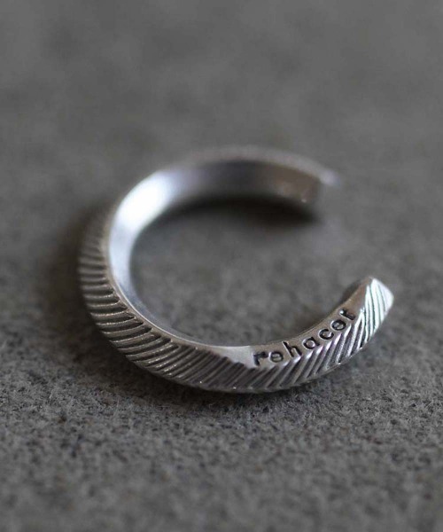 rehacer（レアセル）の「rehacer : × ANIKULAPO cuff - / / pattern- / アニクラポ カフ　-スラッシュパターン-（イヤーカフ・メンズ・シルバー・FREE）」の3枚目の写真