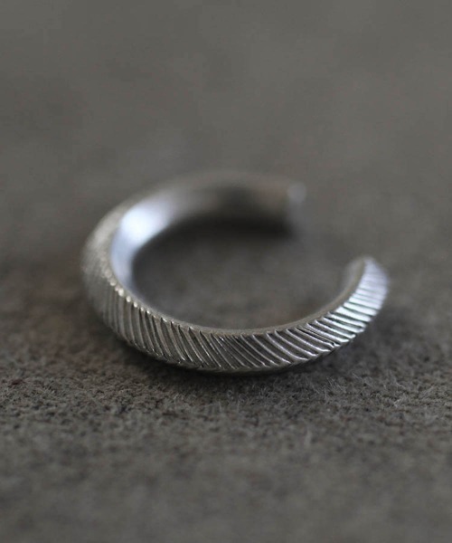 rehacer（レアセル）の「rehacer : × ANIKULAPO cuff - / / pattern- / アニクラポ カフ　-スラッシュパターン-（イヤーカフ・メンズ・シルバー・FREE）」の4枚目の写真