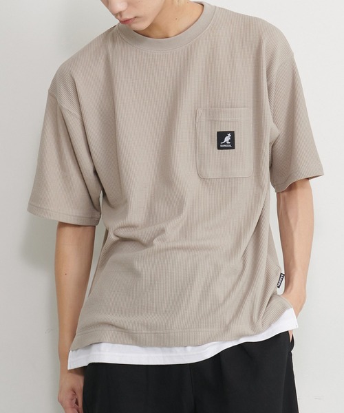 KANGOL（カンゴール）の「別注 WEB限定 KANGOL/カンゴール ワンポイント ロゴ ポケット付 レイヤード ビックシルエット ドロップショルダー ワッフル 半袖 Tシャツ（Tシャツ/カットソー・メンズ・ブルー/グレイッシュベージュ/ブラック/ホワイト・LL/M/L）」の3枚目の写真