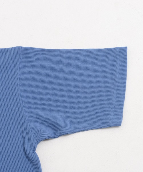 KANGOL（カンゴール）の「別注 WEB限定 KANGOL/カンゴール ワンポイント ロゴ ポケット付 レイヤード ビックシルエット ドロップショルダー ワッフル 半袖 Tシャツ（Tシャツ/カットソー・メンズ・ブルー/グレイッシュベージュ/ブラック/ホワイト・LL/M/L）」の9枚目の写真