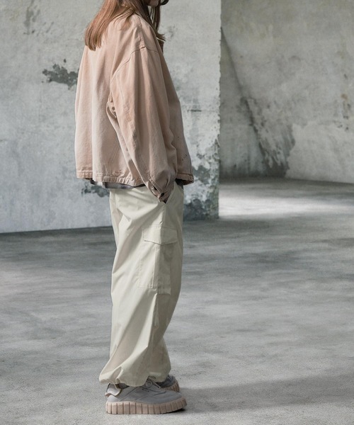 EMMA CLOTHES（エマクローズ）の「カラーリングタックワイドカーゴパラシュートパンツ（カーゴパンツ・メンズ・ブラック/ダークグリーン/アイボリー/スモークピンク/チャコール/ライトグレー/カーキ/ブルー/ブラウン/ダークネイビー・S/M/L）」の15枚目の写真