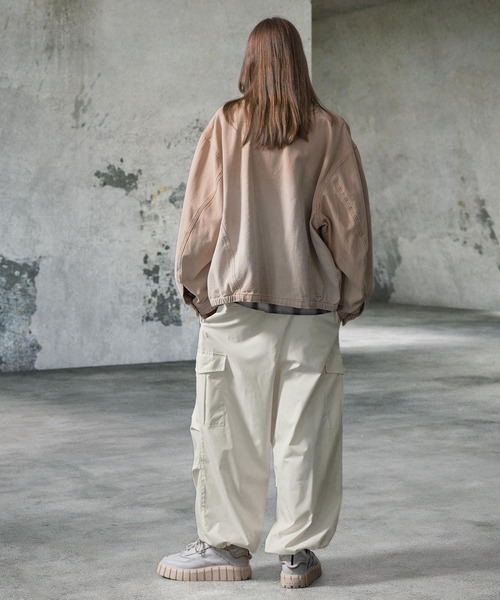 EMMA CLOTHES（エマクローズ）の「カラーリングタックワイドカーゴパラシュートパンツ（カーゴパンツ・メンズ・ブラック/ダークグリーン/アイボリー/スモークピンク/チャコール/ライトグレー/カーキ/ブルー/ブラウン/ダークネイビー・S/M/L）」の18枚目の写真