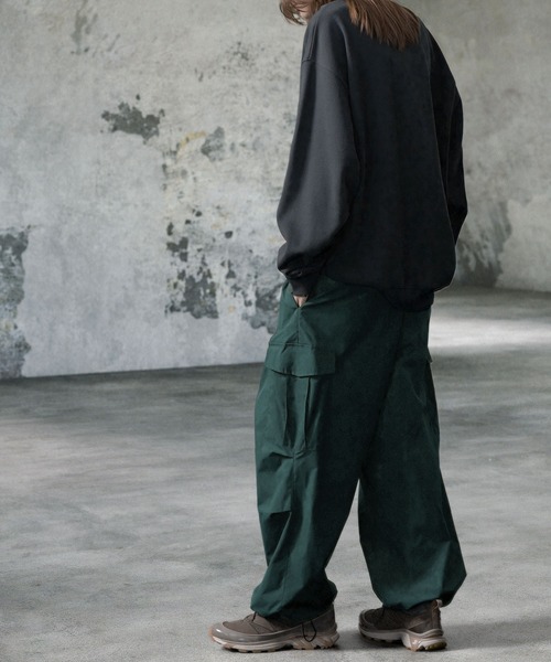 EMMA CLOTHES（エマクローズ）の「カラーリングタックワイドカーゴパラシュートパンツ（カーゴパンツ・メンズ・ブラック/ダークグリーン/アイボリー/スモークピンク/チャコール/ライトグレー/カーキ/ブルー/ブラウン/ダークネイビー・S/M/L）」の19枚目の写真