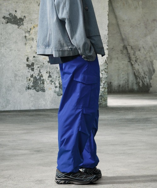 EMMA CLOTHES（エマクローズ）の「カラーリングタックワイドカーゴパラシュートパンツ（カーゴパンツ・メンズ・ブラック/ダークグリーン/アイボリー/スモークピンク/チャコール/ライトグレー/カーキ/ブルー/ブラウン/ダークネイビー・S/M/L）」の12枚目の写真