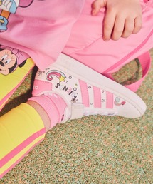 adidas（アディダス）の「adidas × Disney  グランドコート ミニーマウス エラスティックレース トップストラップ / adidas × Disney GrandCourt Minnie Mouse Elastic Laces Top Strap / アディダス（キッズ/子供用）（スニーカー・キッズ）」