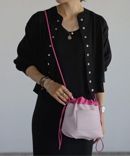 Bonjour Sagan（ボンジュールサガン）の「リバーシブル巾着バッグ（ショルダーバッグ・レディース・ブラック/ピンク/アイボリー/グレイッシュベージュ/パイソン・FREE）」の4枚目の写真